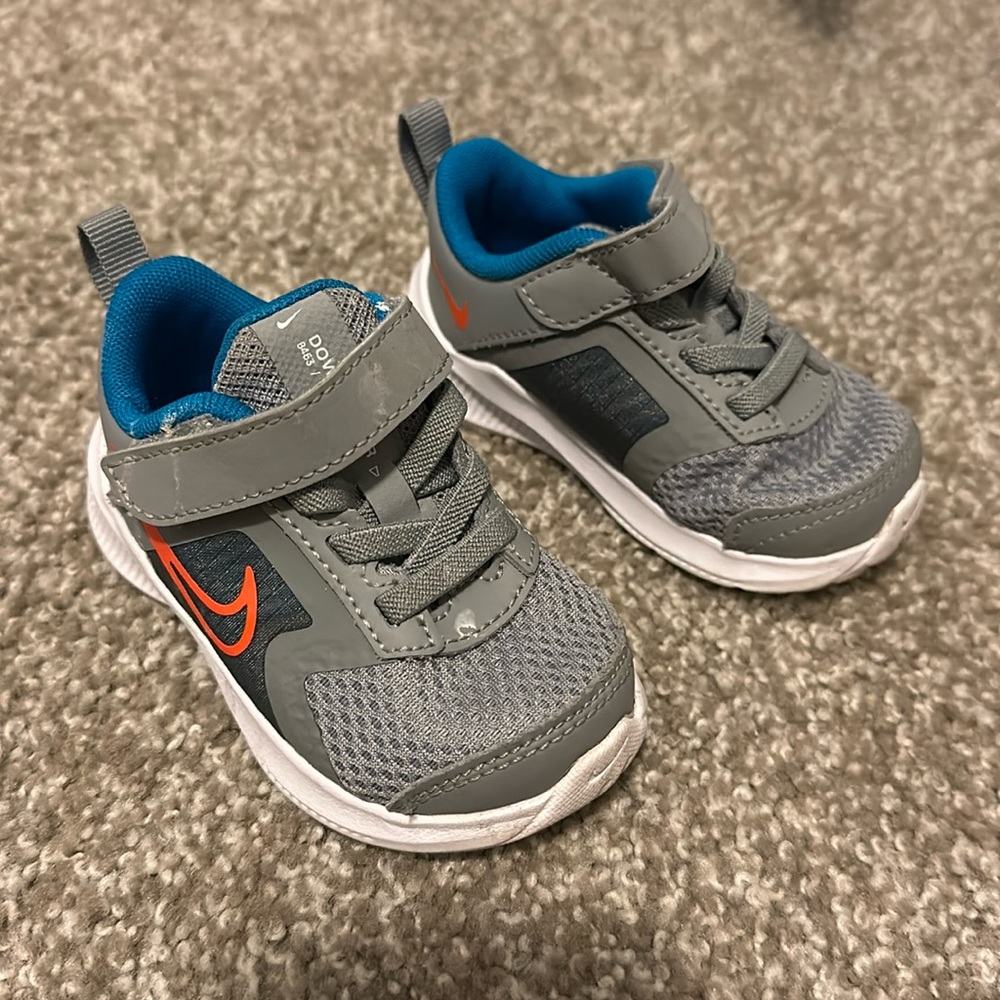Nike size 4 toddler shoes, great condition!